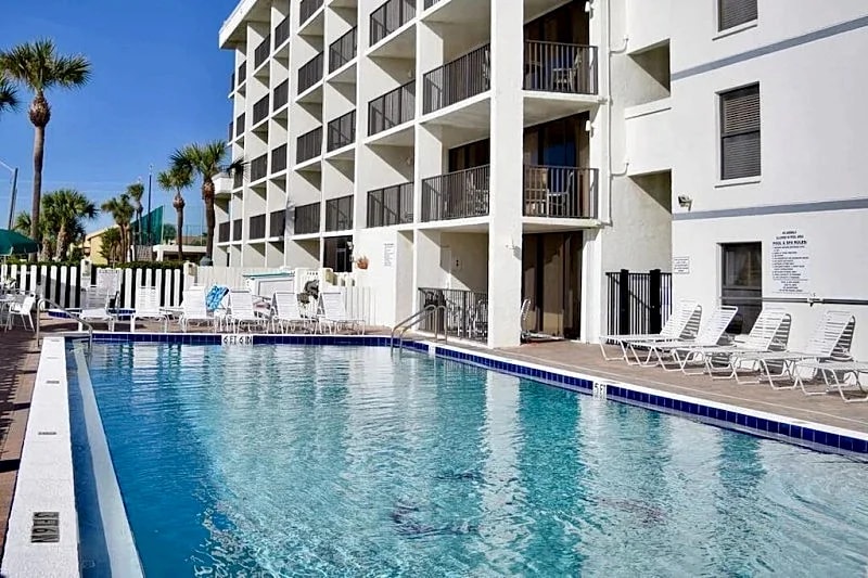 Bright DIRECT Oceanfront Corner Condo. On the Beach! Amazing Views! in Cape Canaveral, Florida, United States — photo 2