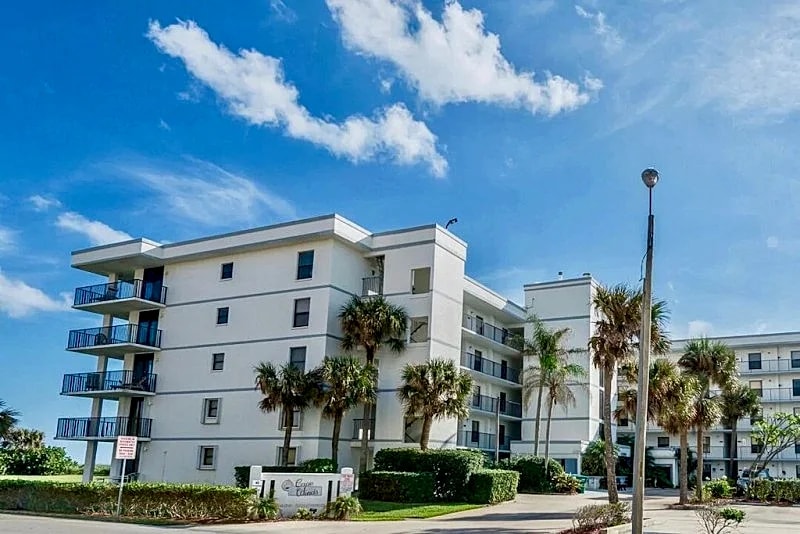 Bright DIRECT Oceanfront Corner Condo. On the Beach! Amazing Views! in Cape Canaveral, Florida, United States — photo 5