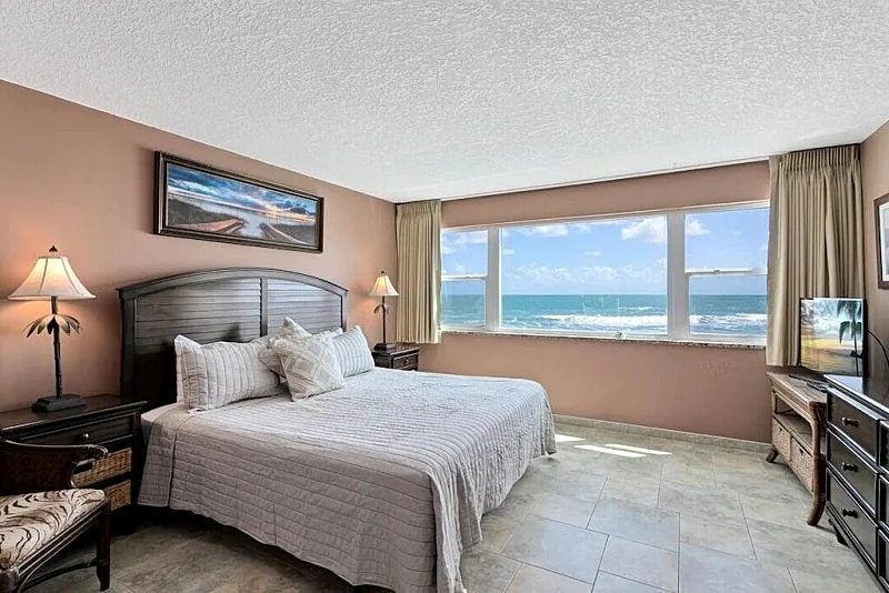 Direct Oceanfront - Beautifully updated - Excellent Oceanfront Views in Satellite Beach, Florida, United States — photo 3