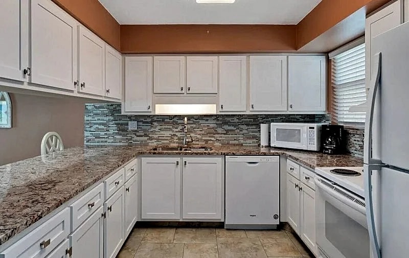 Direct Oceanfront - Beautifully updated - Excellent Oceanfront Views in Satellite Beach, Florida, United States — photo 2