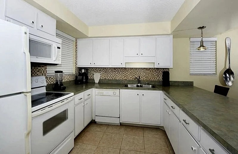 Spacious – Ground floor right on the Beach! in Satellite Beach, Florida, United States — photo 4