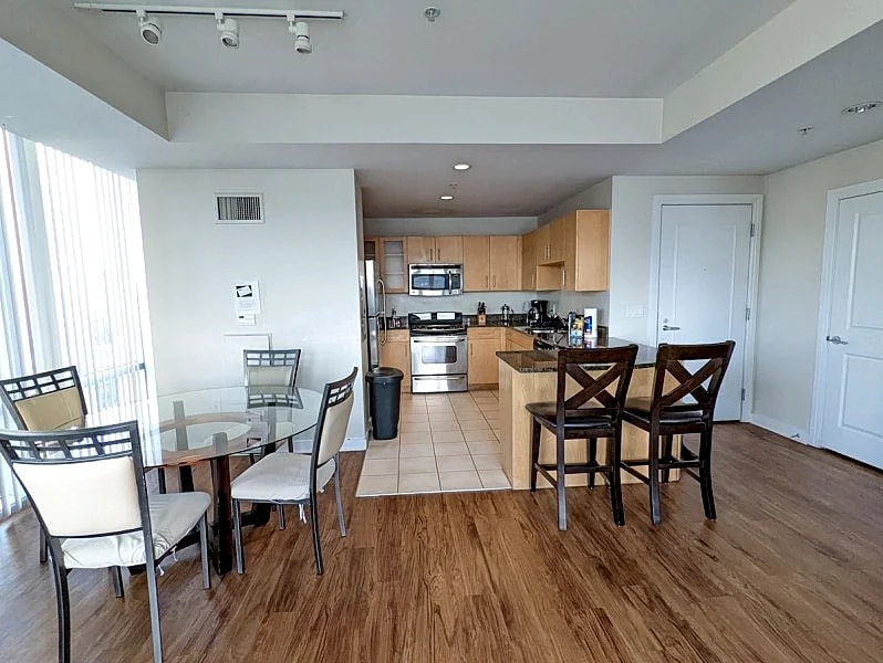 Large 2 Bedroom/ 2 Bathroom w/River Views Nearby MGH, MIT, Harvard, W/D in Suite in Boston, Massachusetts, United States — photo 4