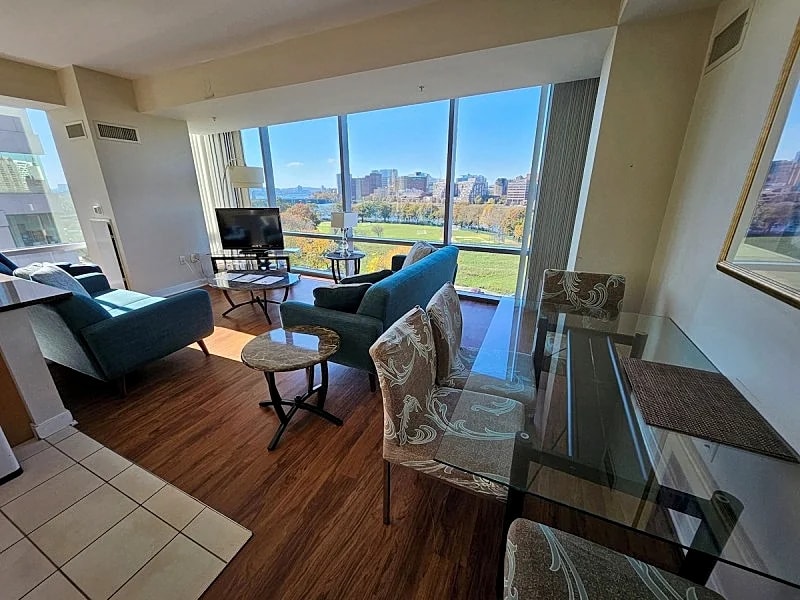 Comfortable 2BR/2BA by MGH, Ideal for Families, River Walk, Gym, Laundry in Unit