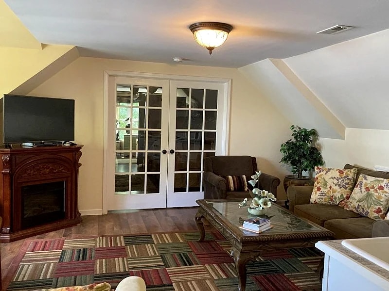 WATERFRONT! Lake Norman Vacation Rental and Corporate Housing 2 Bedrooms in Lake Norman Of Catawba, North Carolina, United States — photo 4