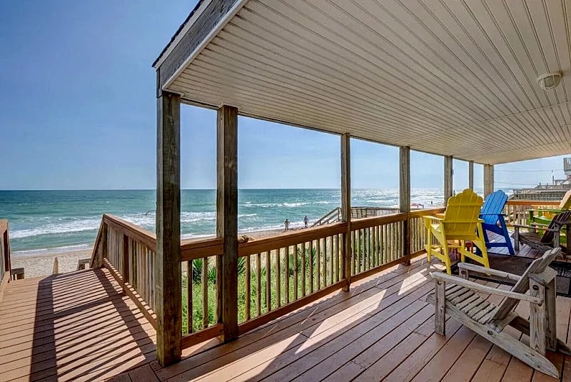 Favorite Beach House Ever! Lovely and Inviting Ocean Front. Linens Included. in Topsail Island, North Carolina, United States — photo 3