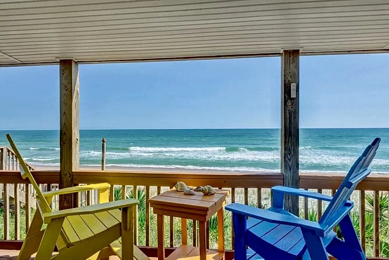 Favorite Beach House Ever! Lovely and Inviting Ocean Front. Linens Included. in Topsail Island, North Carolina, United States — photo 2