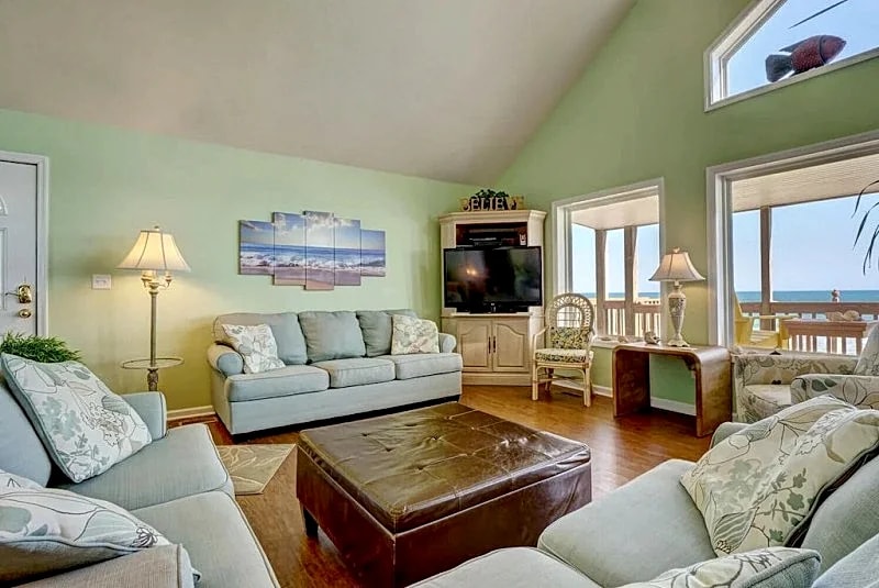 Favorite Beach House Ever! Lovely and Inviting Ocean Front. Linens Included. in Topsail Island, North Carolina, United States — photo 5