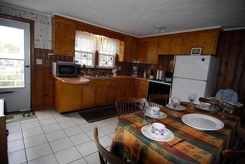 Charming Yet Spacious Cape Ranch with Central Air. in Dennisport - Cape Cod in Dennis, Massachusetts, United States — photo 4