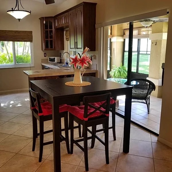 Beautiful Miami Lakehouse For Families 3 Beds/2 Baths/Sleeps 6 in Palmetto Bay, Florida, United States — photo 2