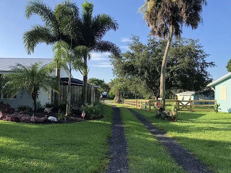 Shack In The Back: King & Queen Beds, YES to pets! Very UNIQUE decor in Palm City, Florida, United States — photo 4