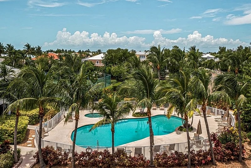 Superior 4bd Penthouse with gym, movie room, and private rooftop lounge in Islamorada, Florida, United States — photo 2