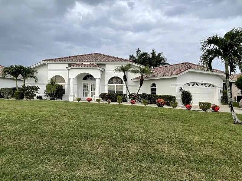 Beautiful Private Oasis with pool and private Dock on the water in Cape Coral, Florida, United States — photo 4