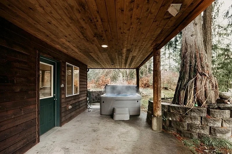 Mt. Baker Rim Cabin #77 - Hot Tub - Wi-Fi - EVC - Pets Ok - Views in Glacier, Washington, United States — photo 4