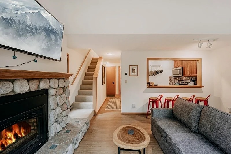 Snowater Condo #88 - Wi-Fi - Fireplace - Sleeps 6 in Glacier, Washington, United States — photo 4