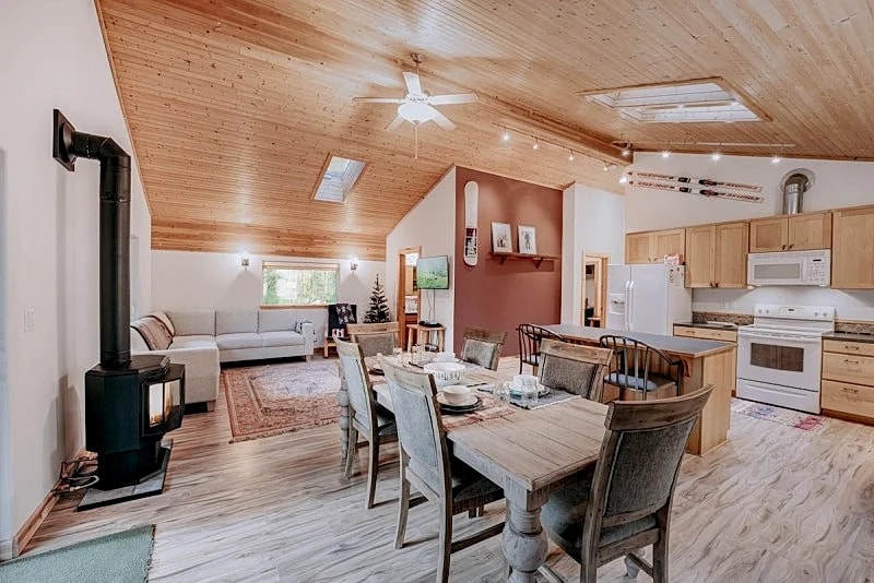 Glacier Springs Cabin #60 - Soaker Tub - Blu-Ray - Sleeps 4 in Glacier, Washington, United States — photo 4