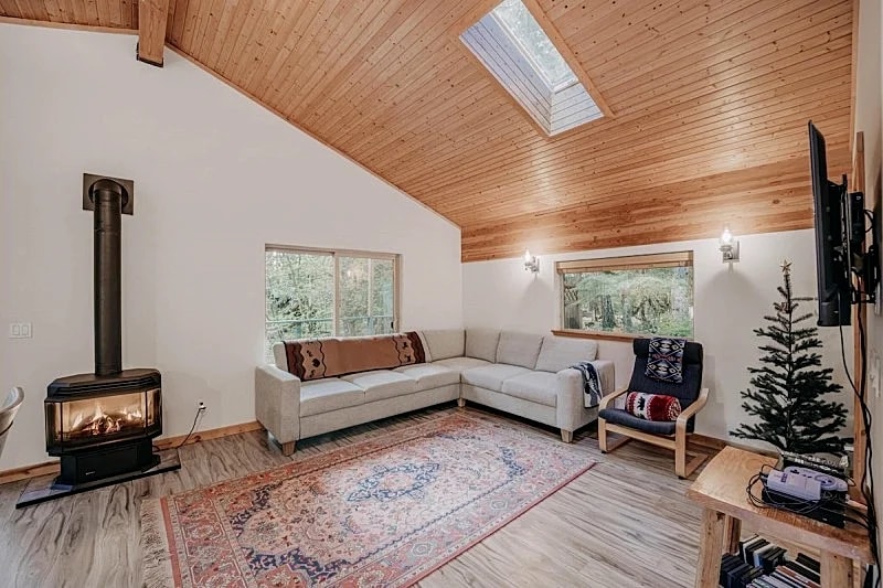 Glacier Springs Cabin #60 - Soaker Tub - Blu-Ray - Sleeps 4 in Glacier, Washington, United States — photo 3