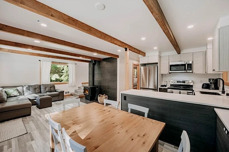 Snowline Cabin #48 - Newly Remodeled - Wi-Fi - Hot Tub in Deming, Washington, United States — photo 5