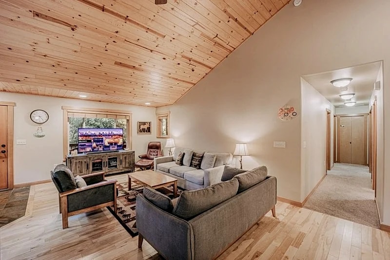 Glacier Springs Cabin 65 - Hot Tub - Wi-Fi in Deming, Washington, United States — photo 2