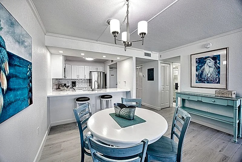 1 BR Gulf Front Sanibel Condo - 25 Steps to the the Beach in Sanibel, Florida, United States — photo 4