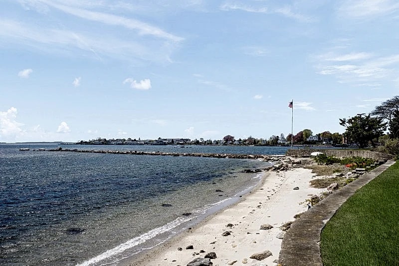 Luxury Seaside Villa with water views, large deck, walking distance to beach/restaurants in Stonington, Connecticut, United States — photo 4