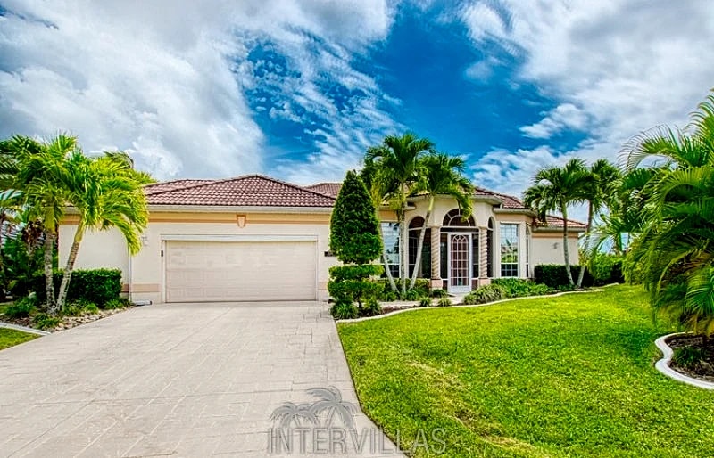 Cape Coral Vacation Homes | Villa Esmeralda in Cape Coral, Florida, United States — photo 2