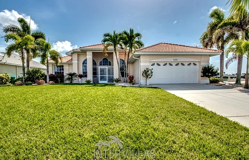 Cape Coral Vacation Homes | Villa White Style in Cape Coral, Florida, United States — photo 2