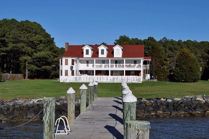 Year Round Waterfront Estate / Family Reunions / Retreats - Sleeps 28