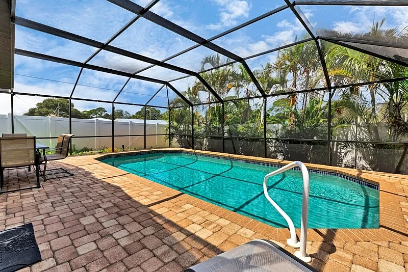 UNWIND IN PRIVATE, HEATED POOL! OR SUN AND FUN AT NEARBY BEACHES! in Venice, Florida, United States — photo 4