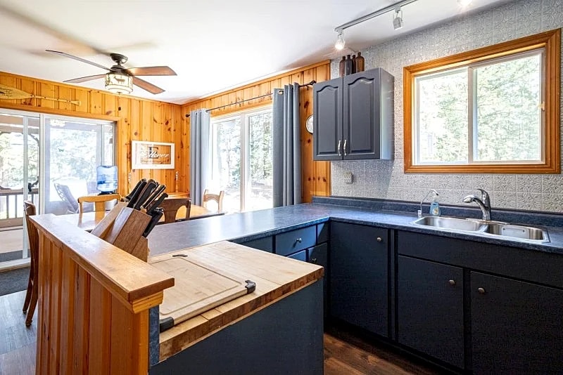 Beautiful Muskoka Lakefront Cottage #349, Bigwind Lake in Bracebridge, Ontario, Canada — photo 5