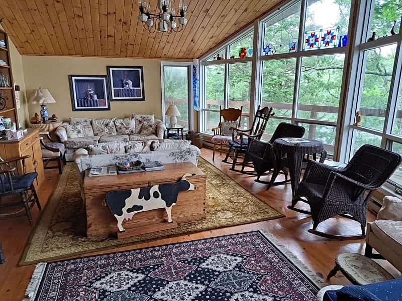 Unique 5-BR, 3-BA Cottage #231 on Lake Muskoka in Gravenhurst, Ontario, Canada — photo 3