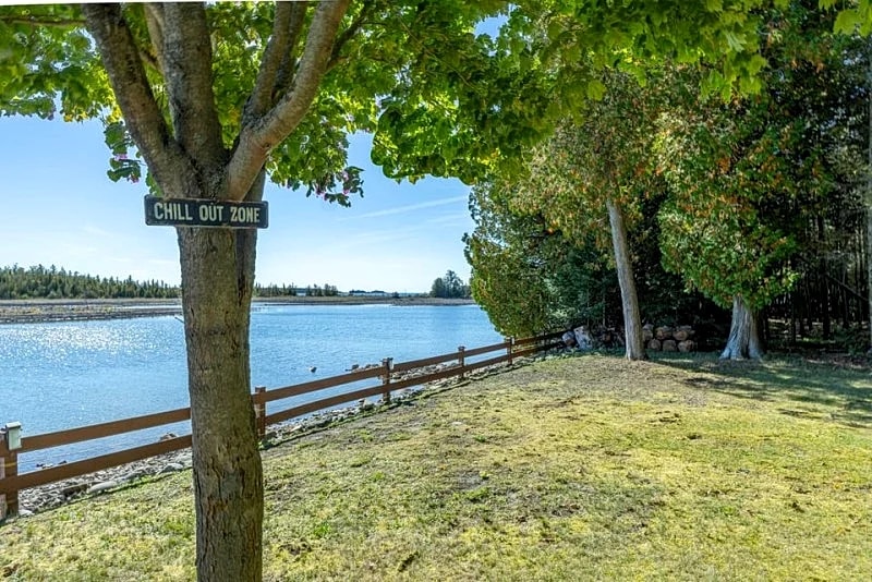 The Eagles Nest Waterfront Cottage #1336 on Lake Huron in Northern Bruce Peninsula, Ontario, Canada — photo 2