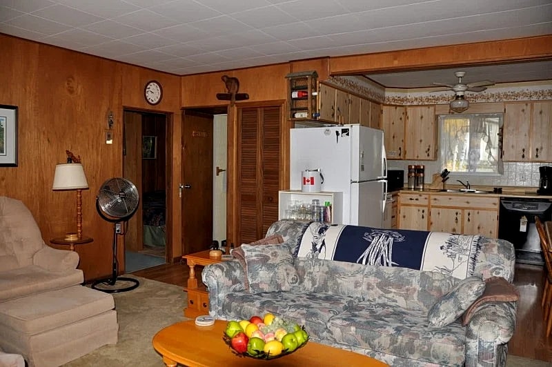 Charming Waterfront Cottage #834 on Kamaniskeg Lake in Madawaska Valley, Ontario, Canada — photo 3