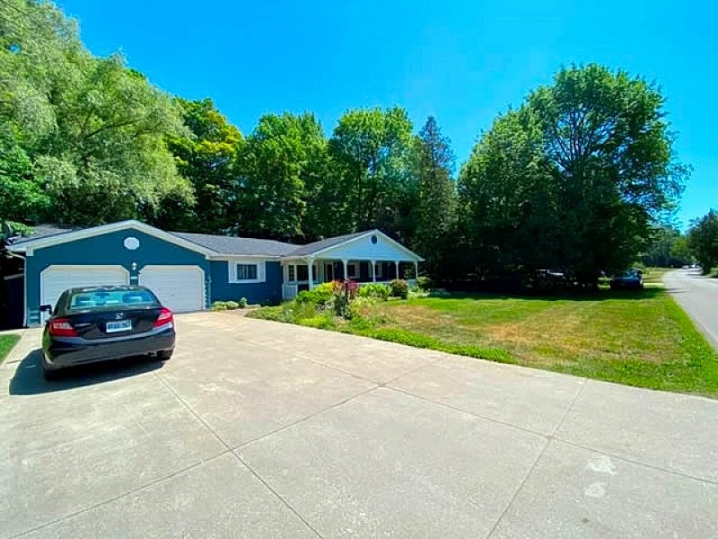 Better At The Beach House Cozy Cottage #1726 on Lake Huron in Kincardine, Ontario, Canada — photo 2