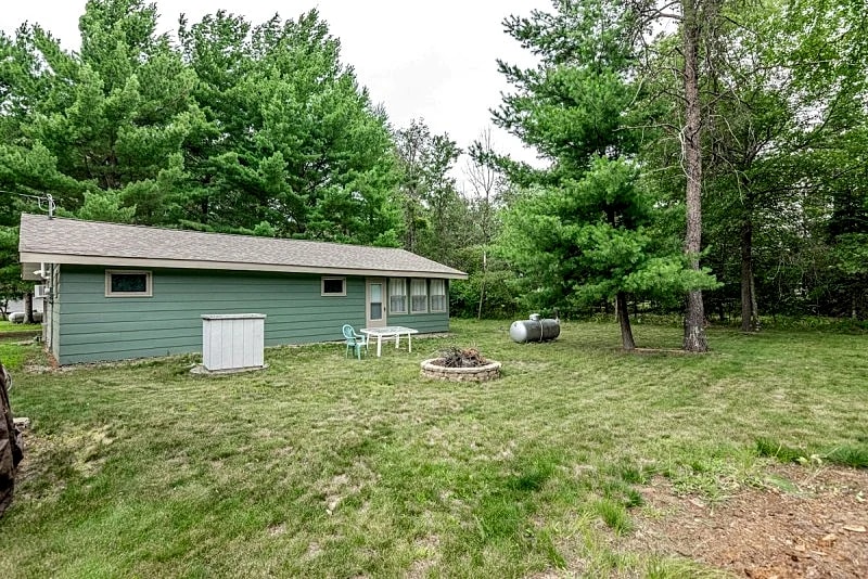 CHARMING COTTAGE STEPS FROM CASTLE ROCK LAKE - PET FRIENDLY in Arkdale, Wisconsin, United States — photo 4