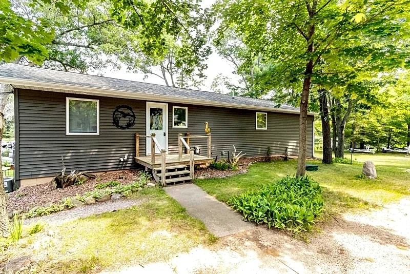 CHARMING LAKEFRONT COTTAGE ON THE EASTERN SIDE OF CASTLE ROCK LAKE