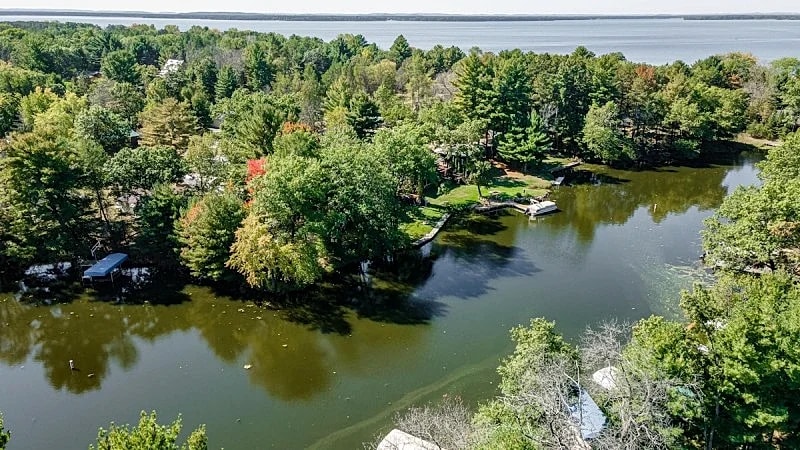 CHARMING LAKEFRONT COTTAGE ON THE EASTERN SIDE OF CASTLE ROCK LAKE in Friendship, Wisconsin, United States — photo 5