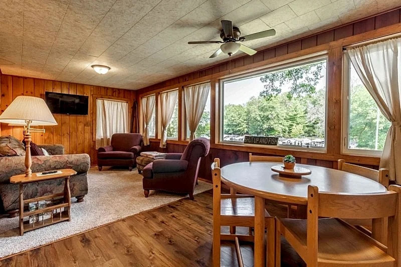 CHARMING LAKEFRONT COTTAGE ON THE EASTERN SIDE OF CASTLE ROCK LAKE in Friendship, Wisconsin, United States — photo 4