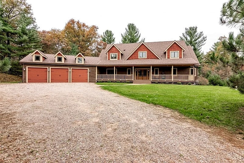 LAKEFRONT FAMILY RETREAT ON THE EASTERN SIDE OF CASTLE ROCK LAKE - PET FRIENDLY