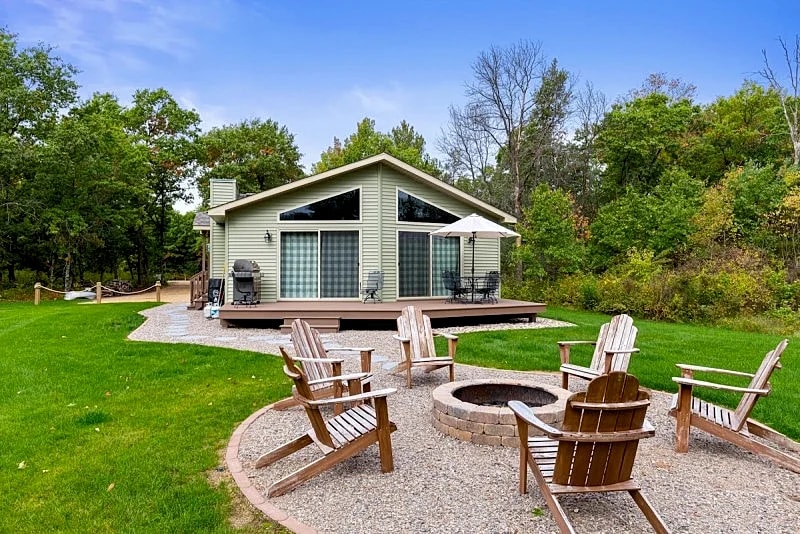 CHARMING FAMILY HOME ON CASTLE ROCK LAKE