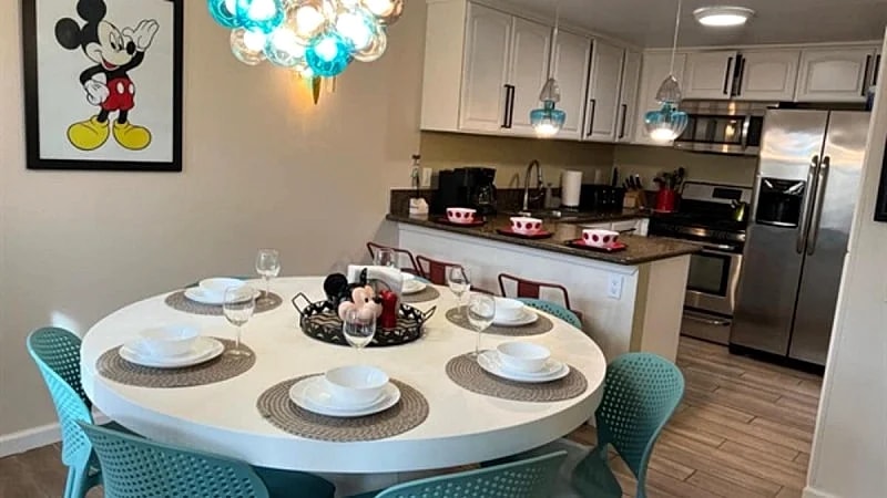 Magicway Villas + Mini's Poolside + Walk to Disney +3 Bedrooms + 3 Pools in Anaheim, California, United States — photo 2