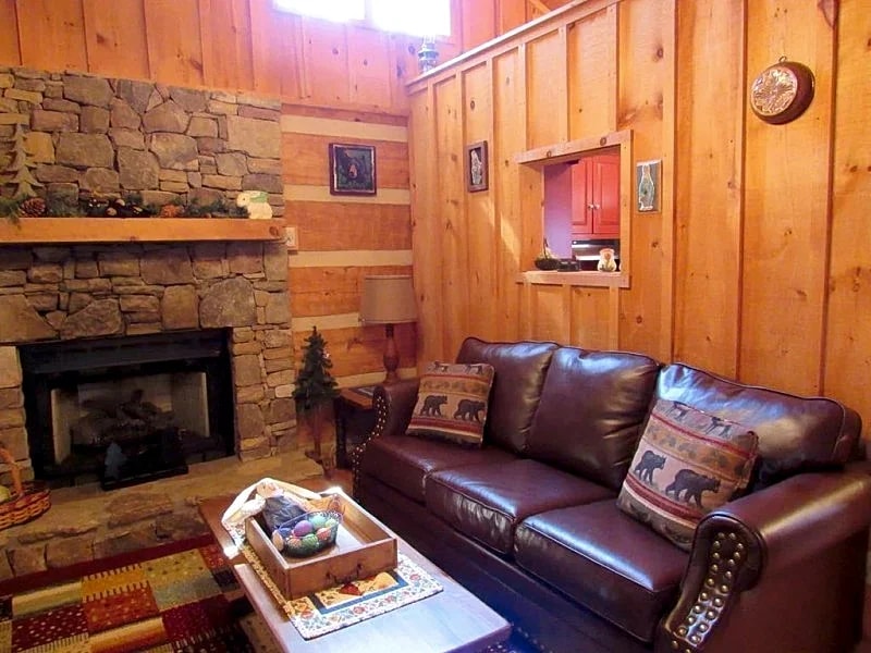 Cozy, Private, Fireplace, Hot Tub, Log Cabin with View, close to National Park in Pigeon Forge, Tennessee, United States — photo 5