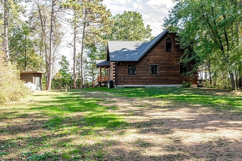 BEAUTIFUL LOG HOME ON THE WESTERN SHORES OF LAKE PETENWELL - PET FRIENDLY