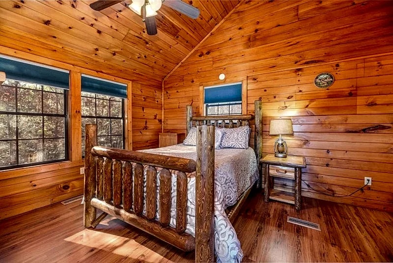 Secluded Cute Smoky Mountain Cabin GSMNP! Gburg Pigeon Forge. Hot Tub, Hiking in Sevierville, Tennessee, United States — photo 5