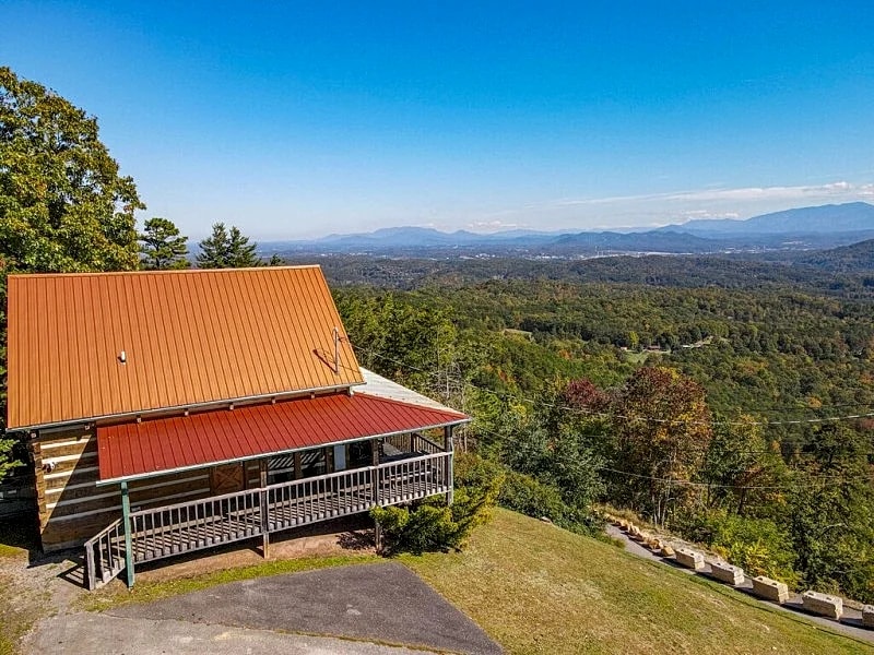 Amazing Views, 1 Bed + Loft/2 BR, Smoky Mountain Log Cabin, Hot Tub, Pool Table in Pigeon Forge, Tennessee, United States — photo 2