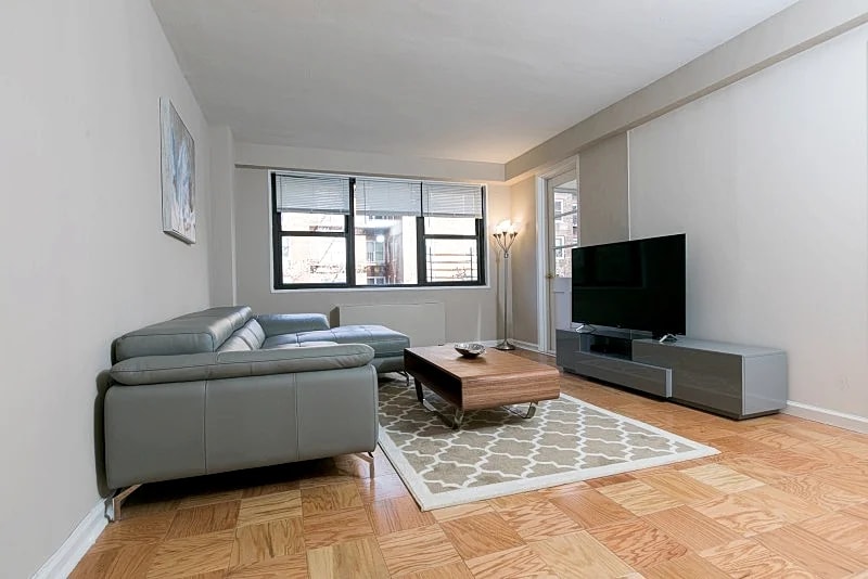 UPPER EAST SIDE - 3 BEDROOMS / 2 BATHROOMS in New York City, New York, United States — photo 2