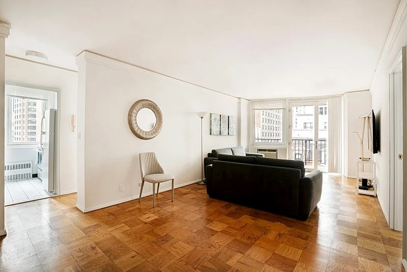 COLUMBUS CIRCLE: 3 BEDS 2 BATHS WITH PRIVATE BALCO in New York City, New York, United States — photo 3