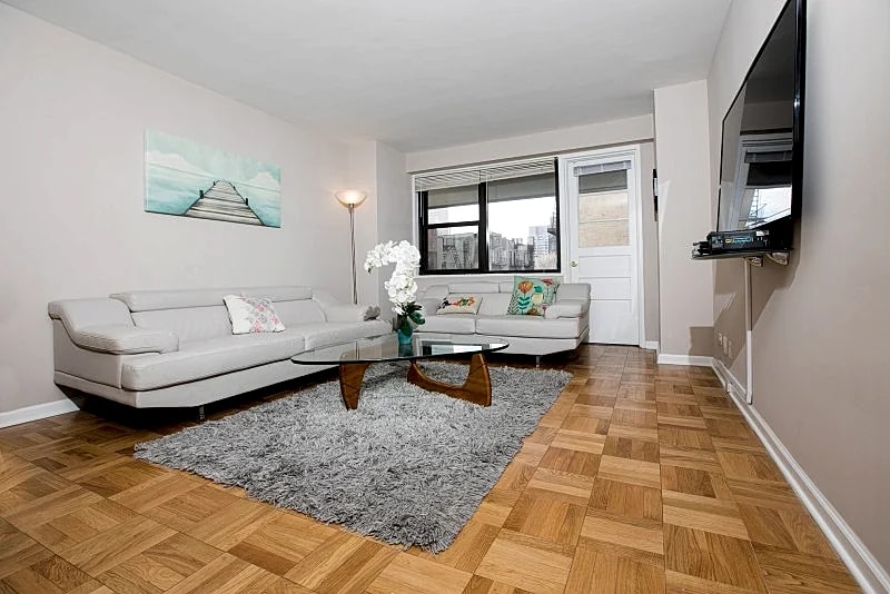 UPPER EAST SIDE - 2 BEDROOMS / 2 BATHROOMS in New York City, New York, United States — photo 3