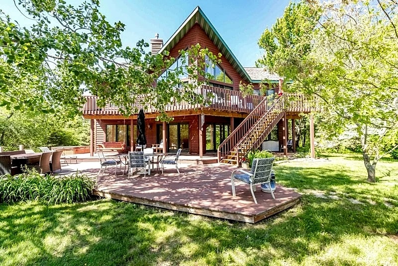 LARGE LAKEFRONT HOME ON LAKE PETENWELL WITH VOLLEYBALL COURT *NEW DISCOUNTED WINTER RATE* in Necedah, Wisconsin, United States — photo 1