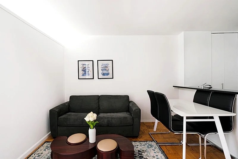 COLUMBUS CIRCLE: 2 BEDROOMS APARTMENT
