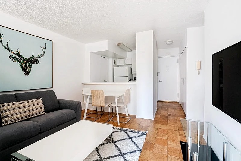 COLUMBUS CIRCLE: 2 BEDROOMS APARTMENT in New York City, New York, United States — photo 3